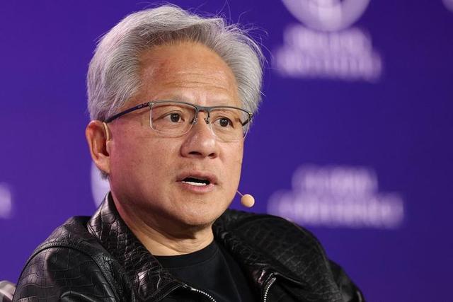 黄仁勋知错，来华表忠心？美前商务部长承认，对华芯片战略失败