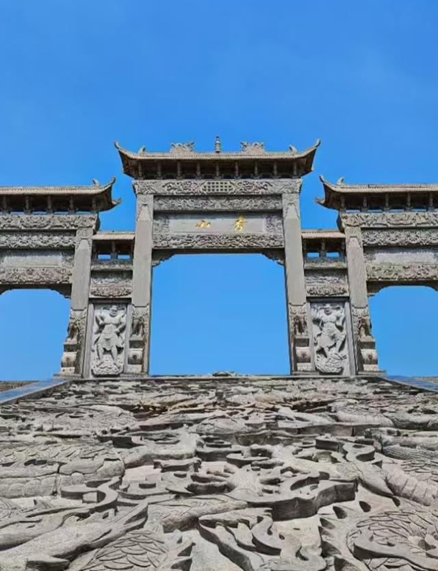 我是上海人，旅游景点香山寺寻九老会碑，知白居易曾在此写诗