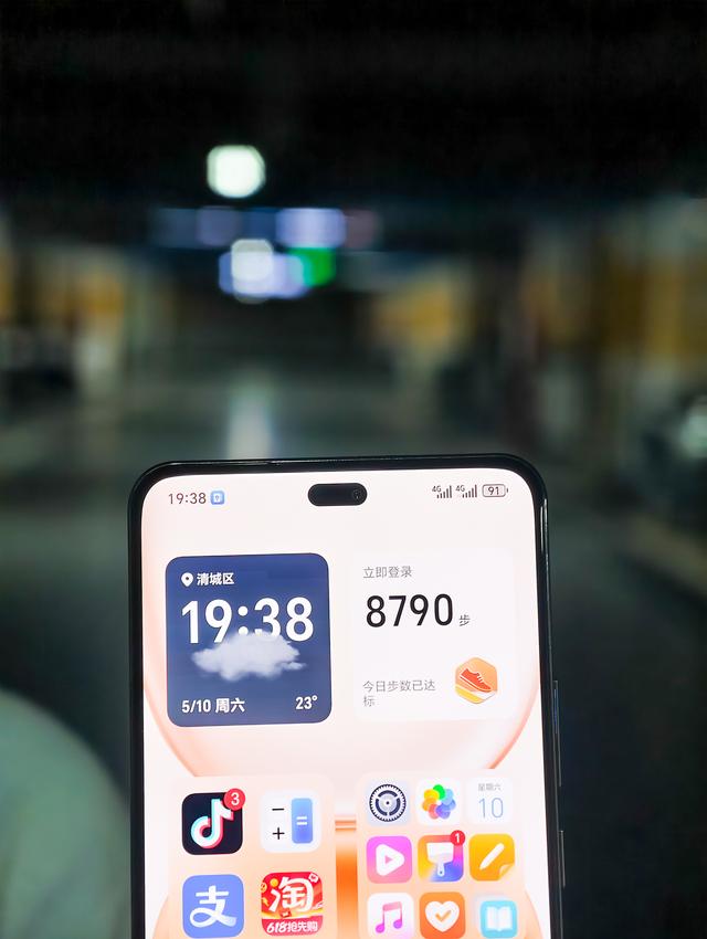 荣耀史上续航最强千元机！8000mAh+四曲屏，这手机是充电宝成精？
