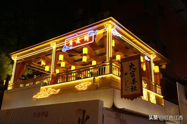 坡子街的夜色里，藏着长沙的烟火人间