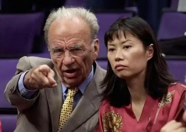 邓文迪当年死皮赖脸生下两个女儿，如今成了94岁默多克遗产受益人