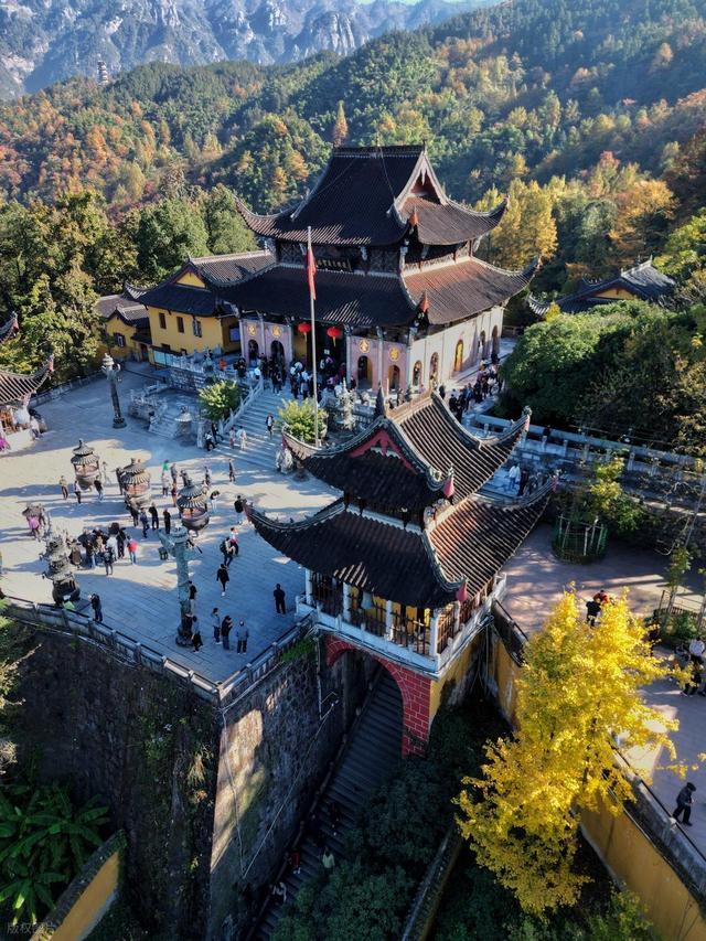 这座长江南岸的佛光之城，藏着安徽最能打的山水