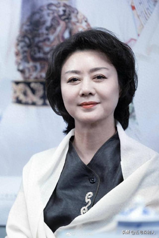 至今未婚未育，身边却有男人陪了近27年!59岁的李胜素才是真清醒