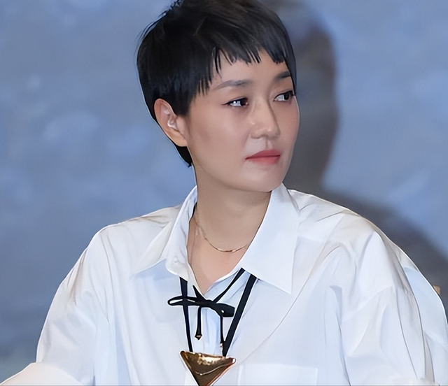 比整容还离谱！39岁江疏影现身活动，脸僵似硅胶，造型丑到认不出