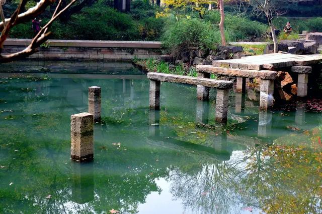 龙光塔下丨断桥与红枫的秋恋