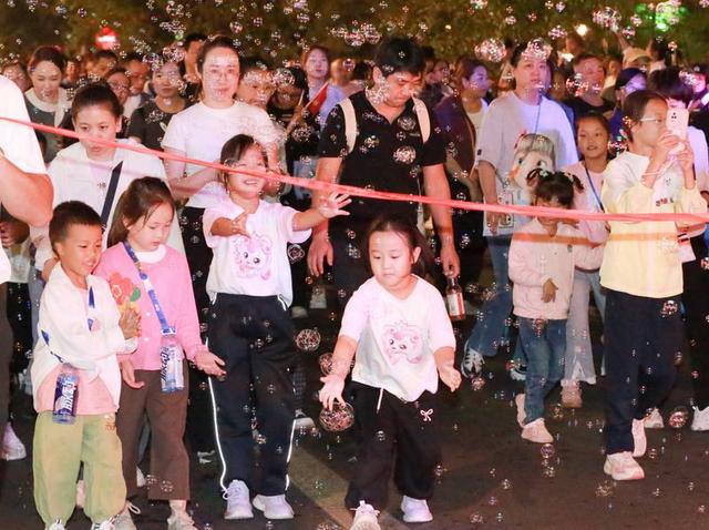 新民大街放大招：市集、花车巡游，承包你的假期快乐！