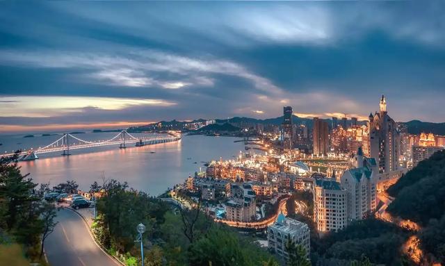 多种因素去比较青岛和大连,究竟哪座城市更胜一筹?