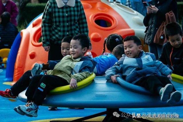 陕西渭南：天晴了 高新区时代广场秋色盎然