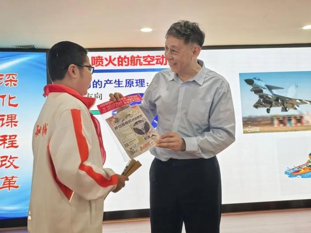 老科学家空降广元东城实验中学，科普讲座燃爆科学热情