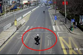 临沂小伙骑车“翘头”炫技！下一秒……图片