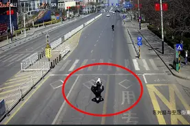 临沂小伙骑车“翘头”炫技！下一秒……图片