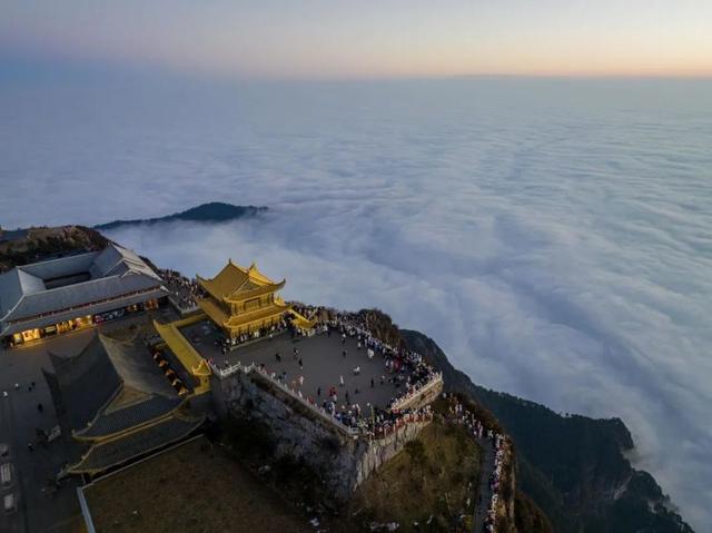 入伏后的峨眉山，在云卷云舒中等你来