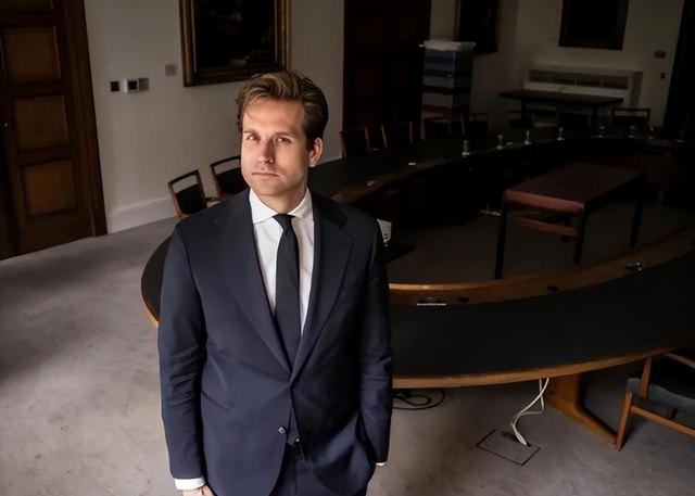 中方派人接机后，马克龙紧急发文，欧盟一国取消访华	，原因仅7字