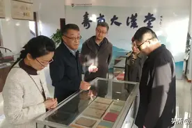 “张锡纯纪念展”上的义务讲解员图片