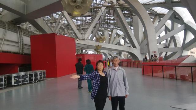 中秋观偿月圆，泪寄天堂双亲，但愿人长久，千里共婵娟