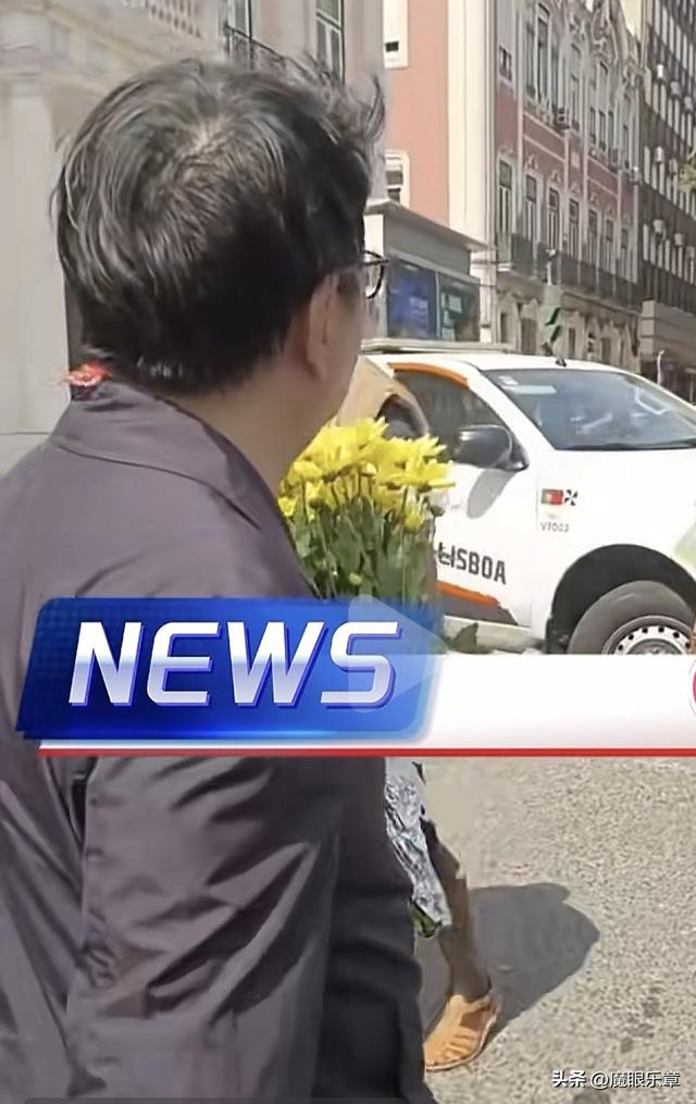 上海媒体人黄飞珏在里斯本向遇难者哀悼，网友感谢他的善举