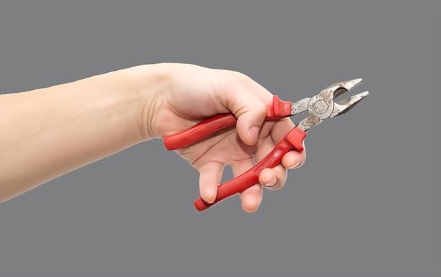 边境赌博有多可怕？女的裸体拍卖，男的生拔指甲	，远比想象中可怕