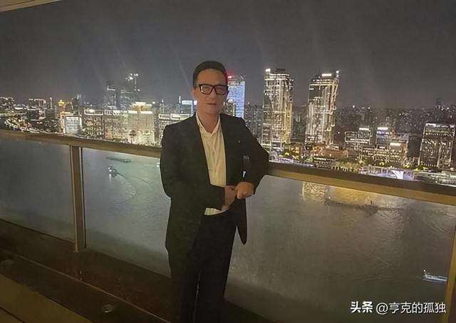 入狱住单间、嫌热装空调，狱中住16年狂赚30亿，他为何如此豪横？