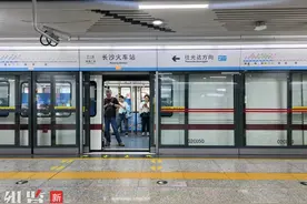 纵览新闻记者实地探访长沙地铁：2、3号线已恢复运营，市民点赞“长沙速度”图片