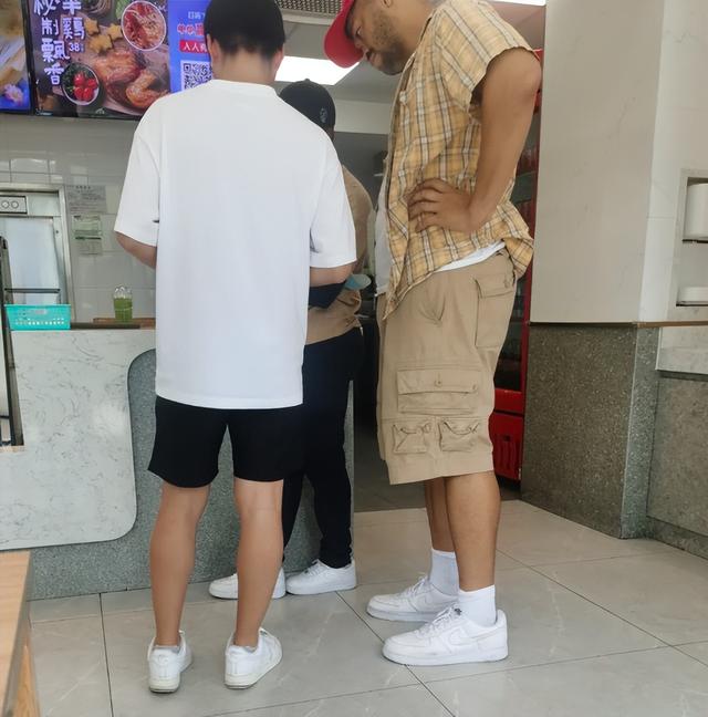 去北京才发现：小白鞋失宠了！满街的短裤+运动鞋的打扮，太帅了