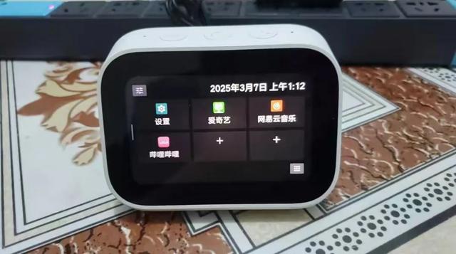 60元的小米触屏音箱，4寸屏秒变全屋中控，还能当蓝牙网关
