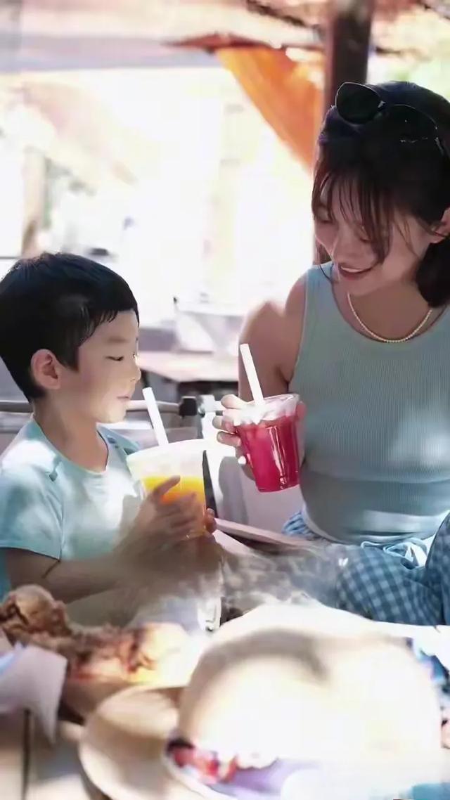 李七月周末遛娃，浅蓝无袖上衣配亲子时光，温馨又松弛