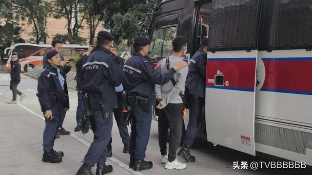 向府治丧！向太陈岚与儿子向佐悲痛致祭	，大批反黑组警员现场戒备