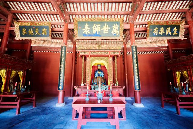 三亚有一座崖州古城，历史悠久，古韵深厚，是探索海南文化的窗口