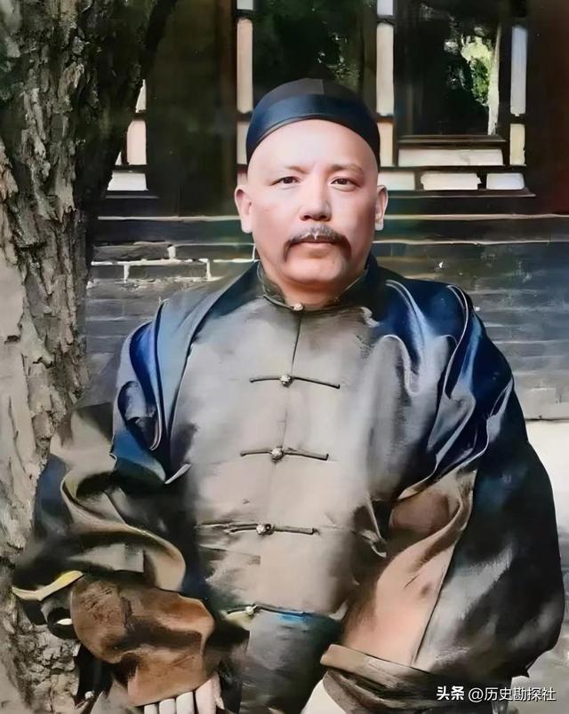 袁世凯的真实老照片：穿龙袍坐龙椅接受朝拜，姨太太确实漂亮！