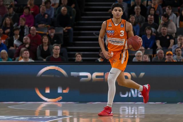力压东契奇，17岁勇夺MVP，却无法适应NBA，沦为训练营合同！