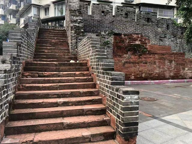 实探|乐山滨江滨河路建议这样升级：步行街+非遗集市+江上表演！