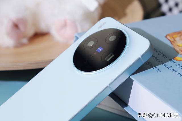 vivo X300图赏：治愈色彩搭配丝绒触感 上手就忍不住想“Rua”！