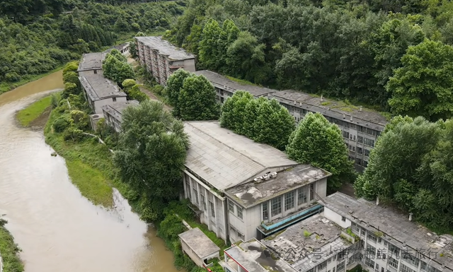 贵州大山中的“鬼城”，繁华热闹堪比县城，20年前为何上万人搬离