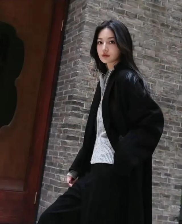 上海校花，172cm身段45kg，美得太犯规，让人移不开眼