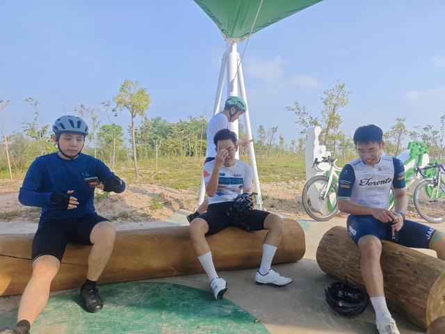 塘朗山郊野公园火车道口与绿平二路段，爬坡酸爽，骑友的天堂