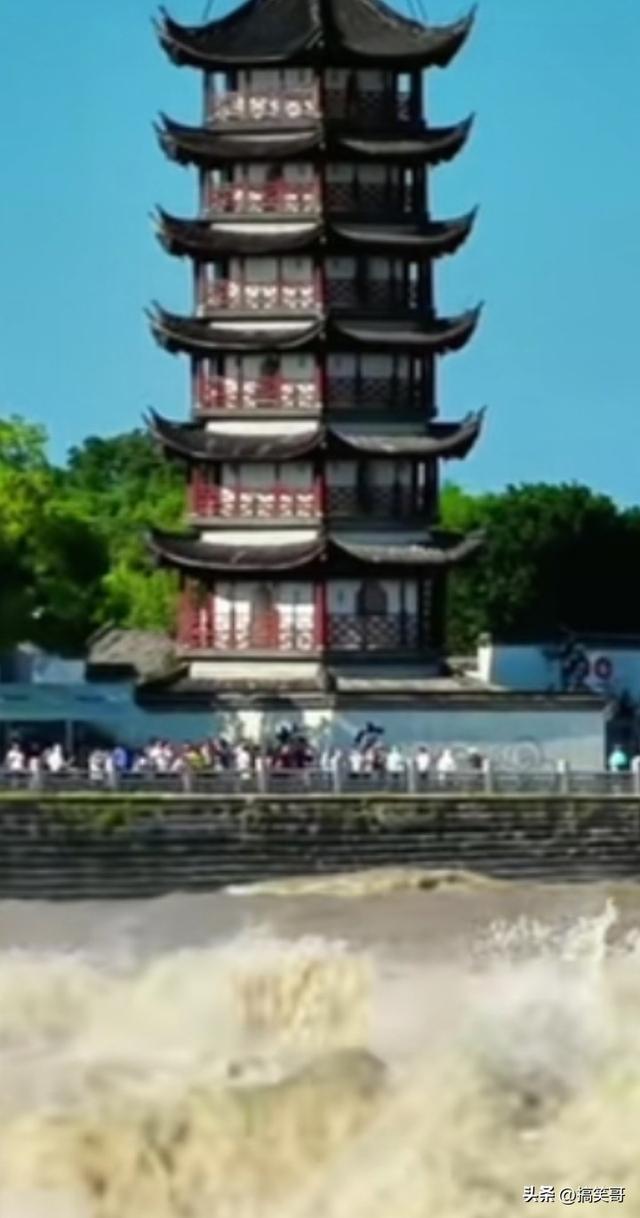 千年浪潮涌入钱塘江，震撼上空上演历史画卷。