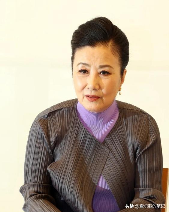 78岁连路都走不稳还开演唱会，全网骂声一片，她却扬言回馈粉丝