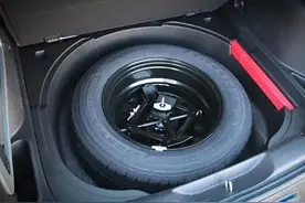 新能源车为何取消备胎？油车备胎能拿下放家里吗？省油还增加空间图片
