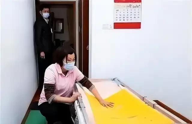 陕西女子专为老人提供服务，500元一次，常抱怨：身上全是烂疮