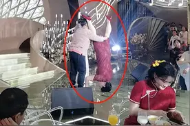 看傻眼！浙江婆婆婚礼穿旗袍玩倒立，满地练蛤蟆功，儿媳一脸无奈图片