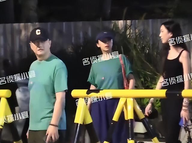 19岁李嫣跟老爸聚餐！手不离烟动作熟练，170cm身材干瘪太像王菲
