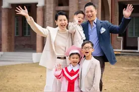 胡杏儿为二儿子拍摄毕业照，一家五口同框好幸福，很有爱的家庭！图片