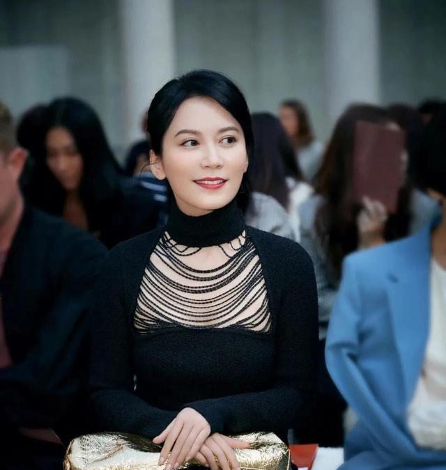 54岁俞飞鸿不结婚，冯唐问她生理需求，她说有男人陪了她近20年