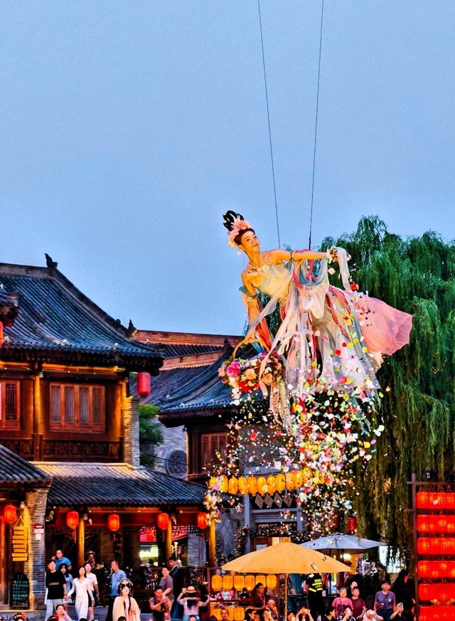 洛阳“天女散花”美上热搜，现场游客挤爆古城！