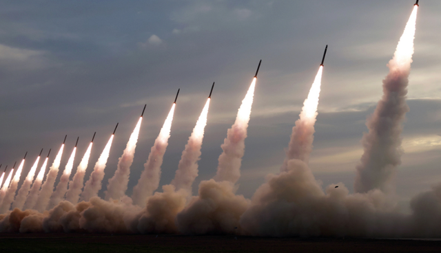 伊朗不是“软柿子”，数千枚导弹待命迎战，美军恐遭“饱和攻击	”