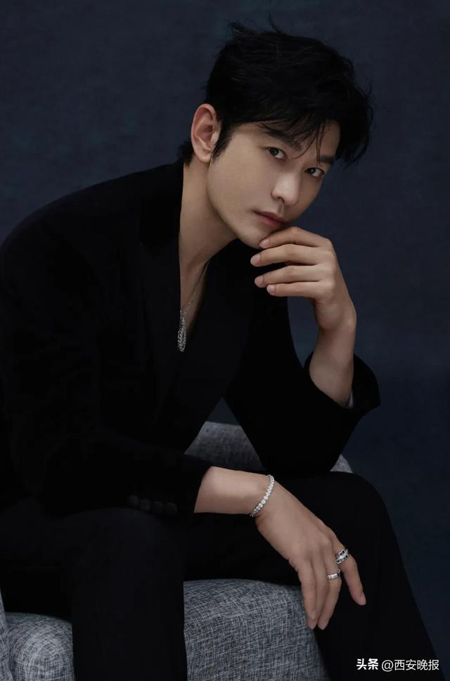 陈梦晒和表哥黄晓明合照，黄晓明回应：有这么又酷又棒又美又飒的妹妹；曾发100个红包庆祝陈梦夺冠