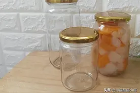 广东男子，利用瓶子和面粉钓鱼，一次钓2条，网友：这鱼是不是傻图片