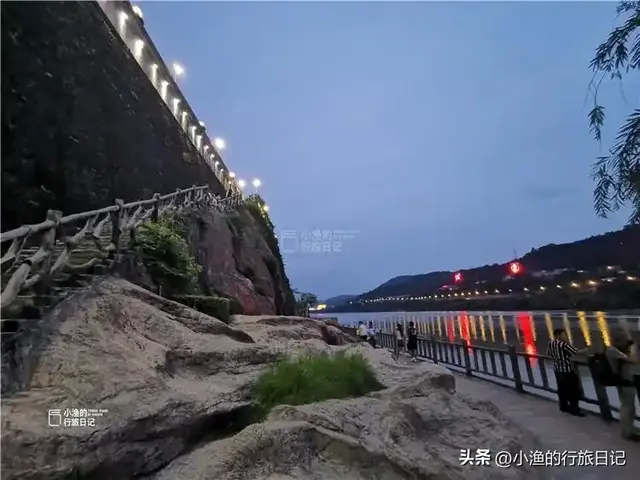 藏在秦巴腹地的陕南小城，汉江将它一分为二，沿江的石头全是红色