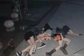 女朋友和两个闺蜜喝醉酒睡地上，这是我该怎么办呢？哈哈哈哈哈图片