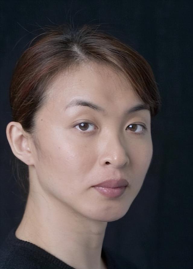 面相变了！逃到国外半年后，57岁金星近照曝光，早年风光已然不再